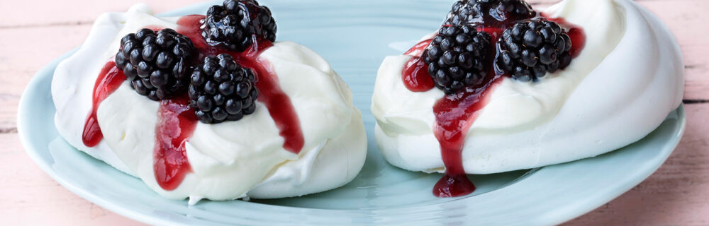 Mascarpone-Baisers mit Brombeeren Mascarpone-Baisers mit Brombeeren