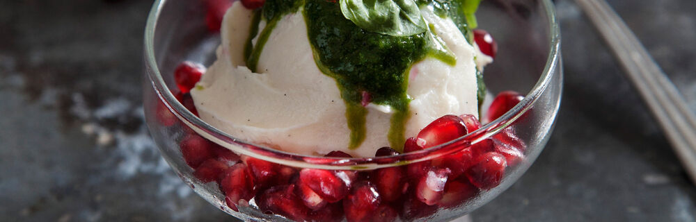 Frozen Yogurt mit Basilikum-Ingwer-Topping