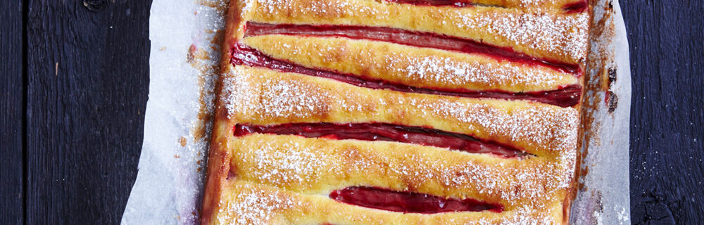 Polenta-Kuchen mit Rhabarber Polenta-Kuchen mit Rhabarber