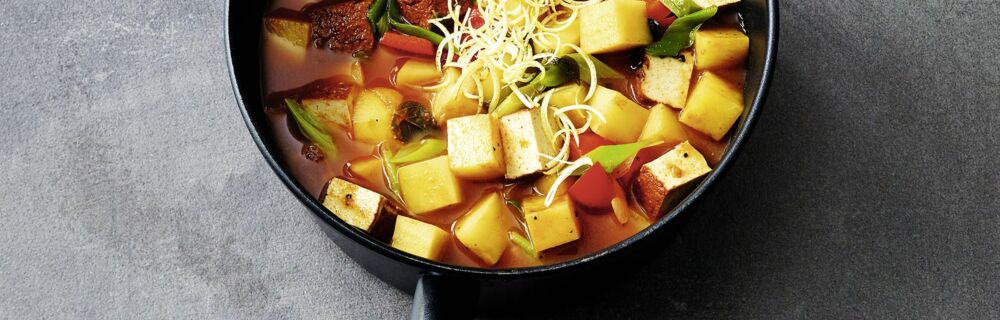Kartoffelgulasch mit Räuchertofu Kartoffelgulasch mit Räuchertofu