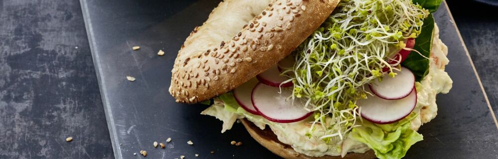 Bagels mit Möhren-Meerrettich-Creme Bagels mit Möhren-Meerrettich-Creme