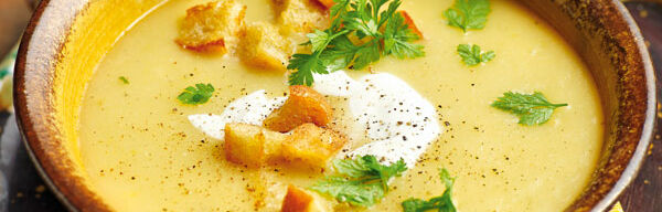 Passierte Steckrübensuppe mit Croûtons und Kerbel Passierte Steckrübensuppe mit Croûtons und Kerbel