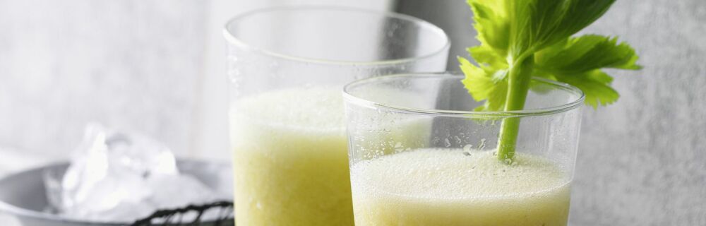 Sommerfrische mit Sellerie und gemischten Sprossen Sommerfrische mit Sellerie und gemischten Sprossen