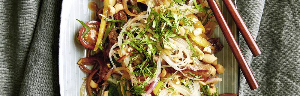 Glasnudelsalat mit Erdnüssen und Steakstreifen Glasnudelsalat mit Erdnüssen und Steakstreifen