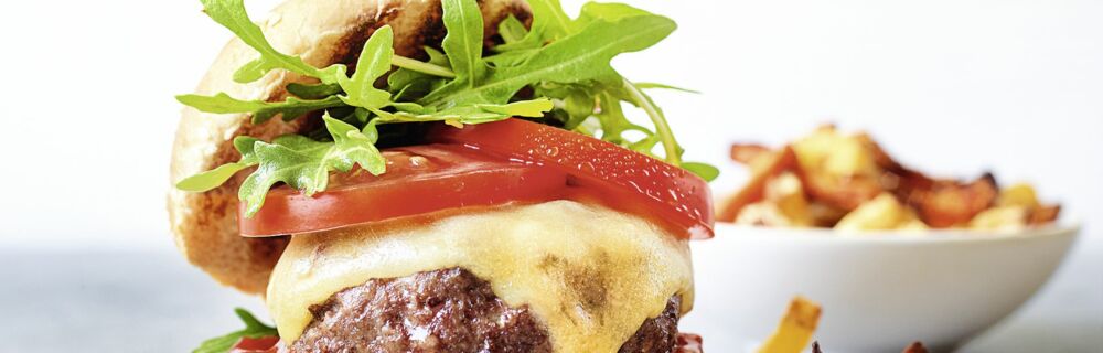 Cheeseburger mit Gemüsefritten Cheeseburger mit Gemüsefritten