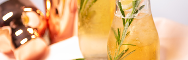 Bier mit Gin in Flasche mit Strohhalm bier-gin-cocktail