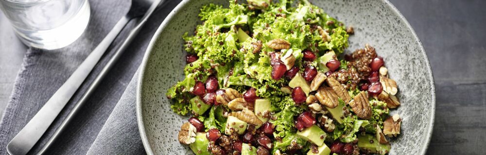 Grünkohlsalat mit Quinoa und Granatapfel Grünkohlsalat mit Quinoa und Granatapfel