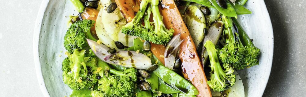 Gedämpftes grünes Frühlingsgemüse Gedämpftes grünes Frühlingsgemüse