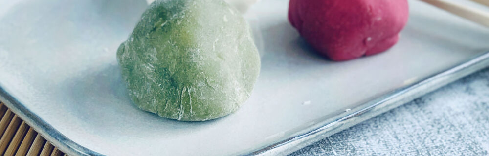 Verschieden farbene Mochis bzw. Daifuku auf einem Teller Mochis bunt