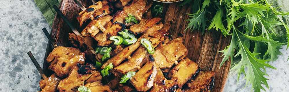 Saté-Spieße mit Erdnussdip Saté-Spieße mit Erdnussdip