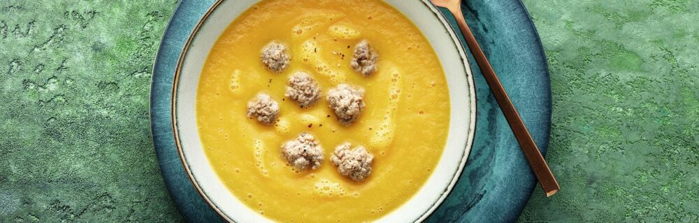 Möhrensuppe mit Fleischbällchen