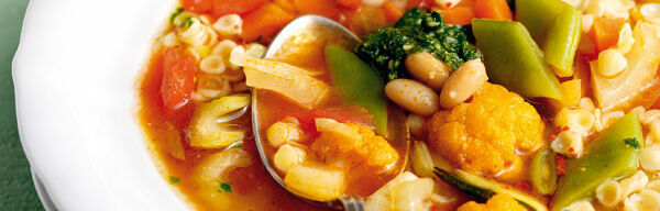 Italienische Minestrone mit Bohnen und Muschelnudeln Italienische Minestrone mit Bohnen und Muschelnudeln