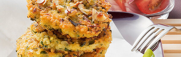 Hirsepuffer mit Tomatensalat Hirsepuffer mit Tomatensalat