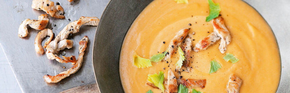 Süßkartoffel-Erdnuss-Suppe mit Currypute Süßkartoffel-Erdnuss-Suppe mit Currypute