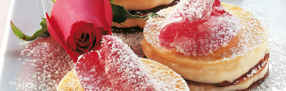 Rosen-Palatschinken-Törtchen Rosen-Palatschinken-Törtchen