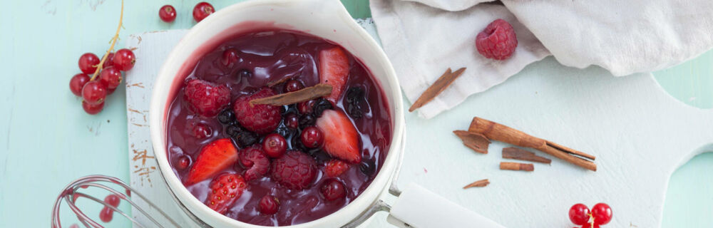Rote Grütze mit schwarzen Johannisbeeren