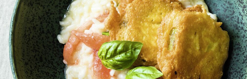 Risotto mit Tomaten, Basilikum und Grüne-Tomaten-Piccata Risotto mit Tomaten, Basilikum und Grüne-Tomaten-Piccata
