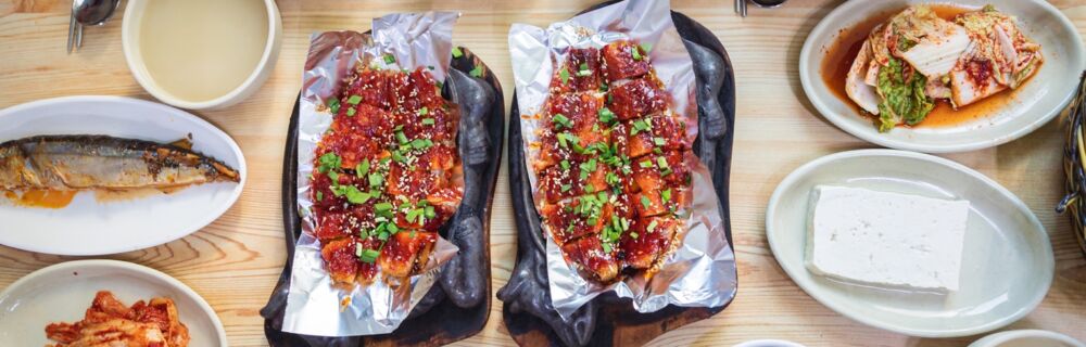 Die Koreanische Küche ist vielfältig. Häufig kommen Meerestiere und allerlei fermentiertes Gemüse (Kimchi) auf den Tisch. Koreanische Rezepte