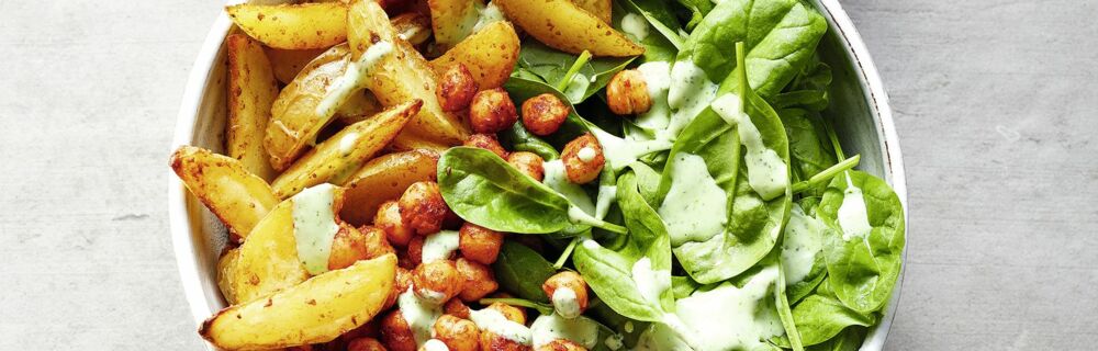 Ofenkartoffel-Spinat-Bowl mit scharfen Kichererbsen und Korianderdressing Ofenkartoffel-Spinat-Bowl mit scharfen Kichererbsen und Korianderdressing