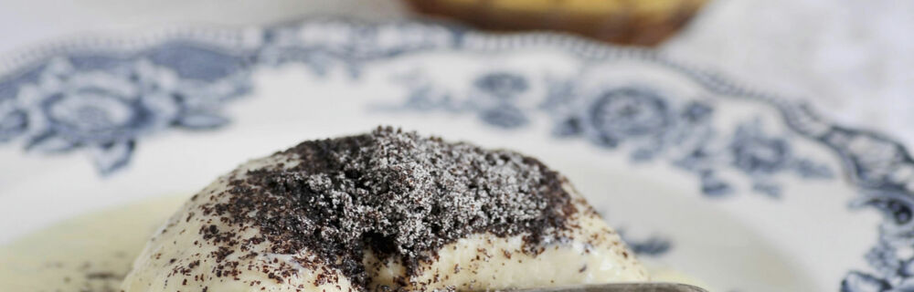 Germknödel mit Vanillesauce und Mohnzucker Germknödel mit Vanillesauce und Mohnzucker