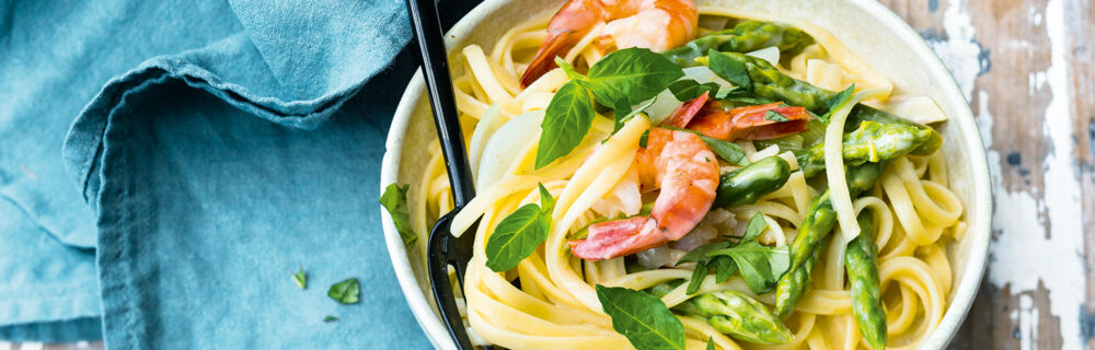 Linguine mit Spargel und Garnelen Linguine mit Spargel und Garnelen
