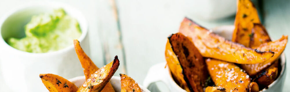 Süßkartoffel-Wedges mit Avocado-Erbsen-Mus