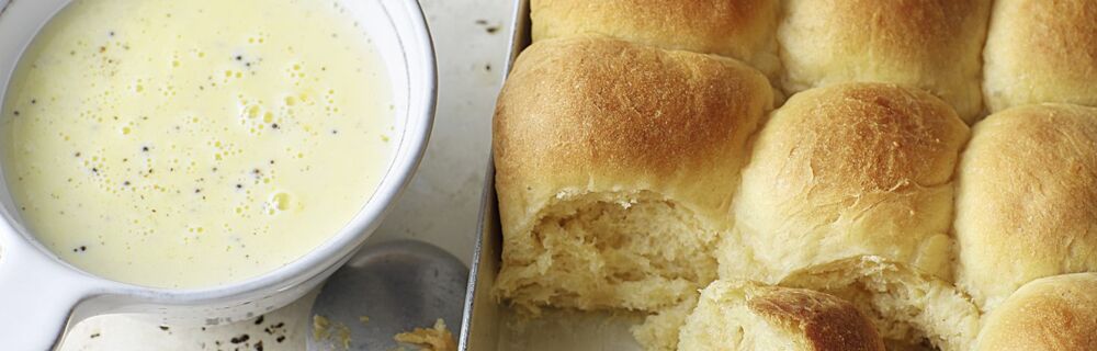 Buchteln mit Dörr-birnenmus und Vanillesauce Buchteln mit Dörr-birnenmus und Vanillesauce