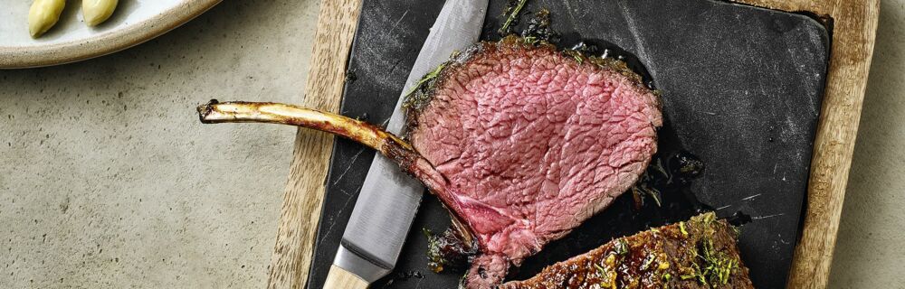 Damwild-Karree mit Ingwer-Kräuter-Kruste und Spargel Damwild-Karree mit Ingwer-Kräuter-Kruste und Spargel