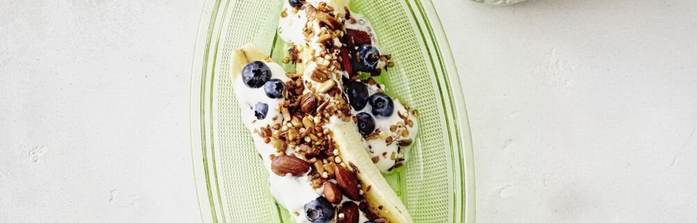 Banana Split mit Joghurt und Granola Banana Split mit Joghurt und Granola