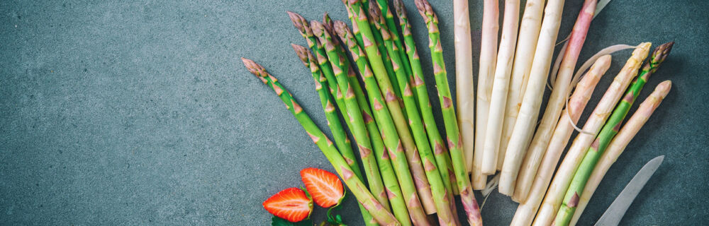 Grüner und Weißer Spargel mit Erdbeeren und Schälmesser Spargel