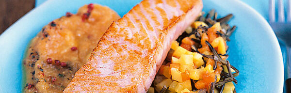 Lachssteaks mit Früchtesalsa und Wildreis Lachssteaks mit Früchtesalsa und Wildreis