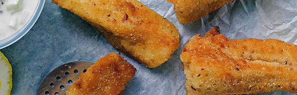 Fischstäbchen mit Apfel-Sellerie-Dip Fischstäbchen mit Apfel-Sellerie-Dip