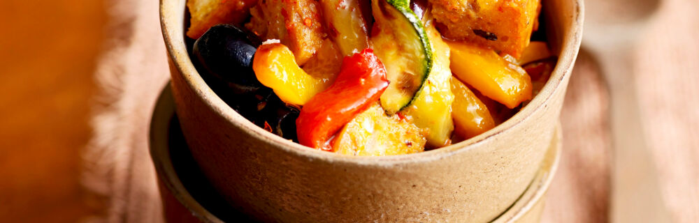 Panzanella mit gegrilltem Gemüse und Paprikavinaigrette