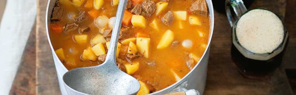 Gulaschsuppe mit Bier und Zwiebeln Gulaschsuppe mit Bier und Zwiebeln