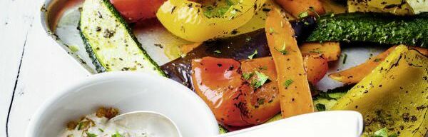 Mediterranes Grillgemüse an Tomaten-Oliven-Quark