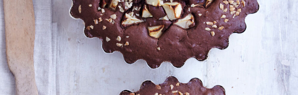 Nuss-Nougat-Kuchen mit Kakao und Äpfeln