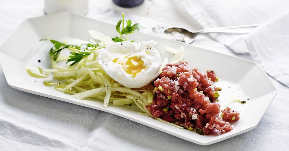 Rindertatar mit pochiertem Ei | Low Carb Rezept | Küchengötter Rindertatar mit pochiertem Ei | Low Carb Rezept | Küchengötter