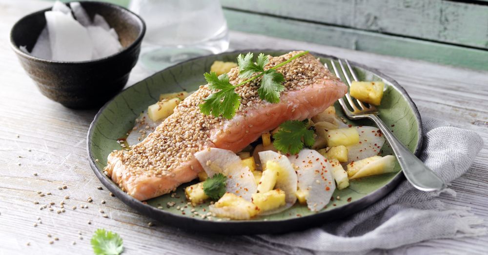 Sesam-Lachs mit Ananas-Rettich-Salat | Almased® Rezepte | Küchengötter