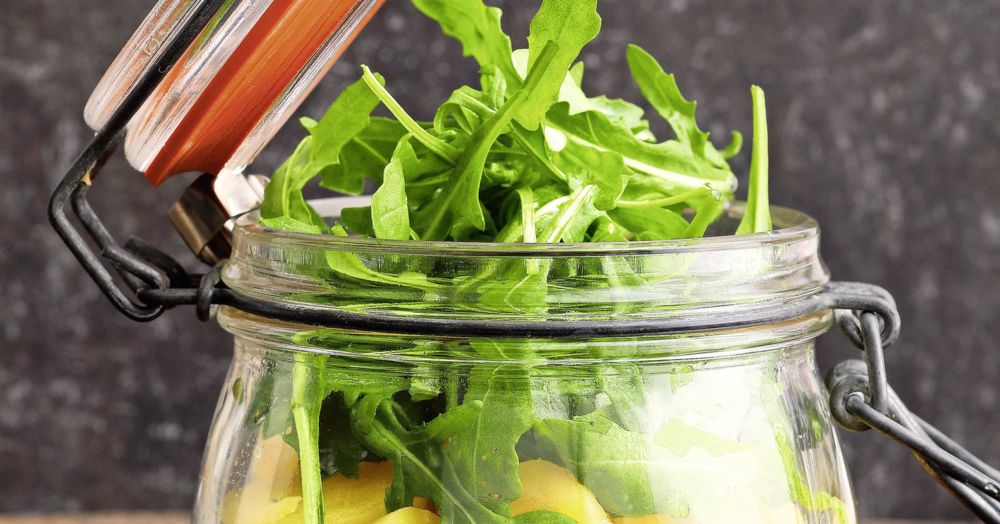 Kartoffelsalat mit Lachs und Rucola im Glas Rezept | Küchengötter Kartoffelsalat mit Lachs und Rucola im Glas Rezept | Küchengötter