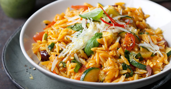 Kritharaki in Gemüse-Tomaten-Sauce Rezept | Küchengötter Kritharaki in Gemüse-Tomaten-Sauce Rezept | Küchengötter