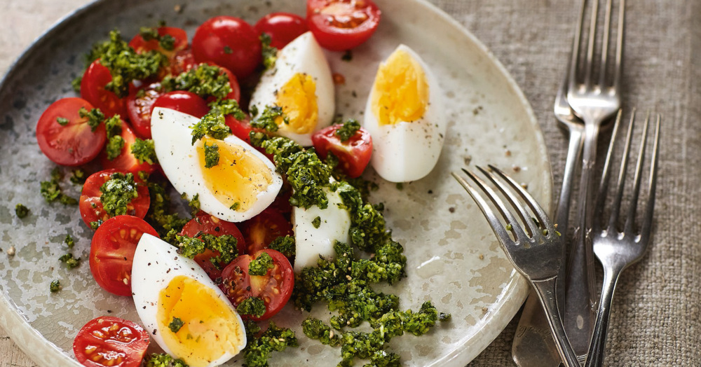 Tomaten-Eier-Salat mit Petersilien-Kürbiskern-Pesto Rezept | Küchengötter Tomaten-Eier-Salat mit Petersilien-Kürbiskern-Pesto Rezept | Küchengötter