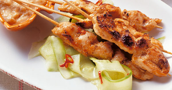 Saté-Spieße mit Erdnuss-Sauce Rezept | Küchengötter Saté-Spieße mit Erdnuss-Sauce Rezept | Küchengötter