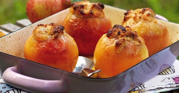 Bratäpfel mit Marzipanfüllung und Walnüssen Rezept | Küchengötter Bratäpfel mit Marzipanfüllung und Walnüssen Rezept | Küchengötter