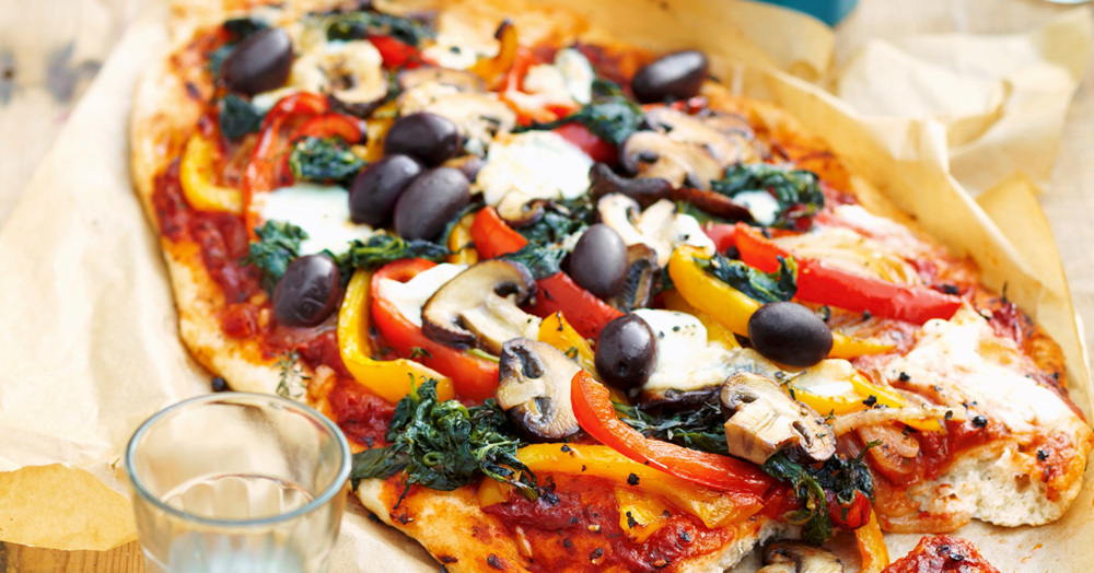 Pizza mit Pilzen und buntem Gemüse Rezept | Küchengötter