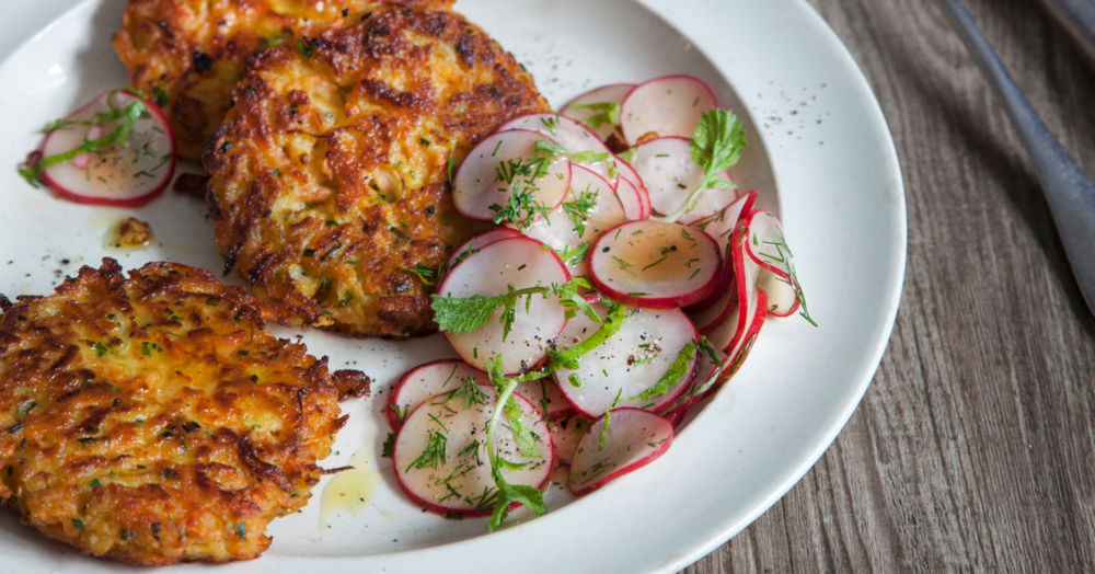Vegane Kohlrabi-Möhren-Puffer mit Radieschensalat Rezept | Küchengötter