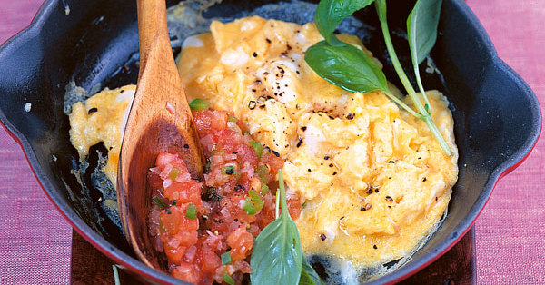 Provenzalisches Rührei mit Tomaten-Paprika-Sauce Rezept | Küchengötter