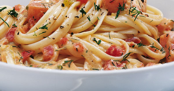 Pasta mit Tomaten-Sahne-Lachs Rezept | Küchengötter
