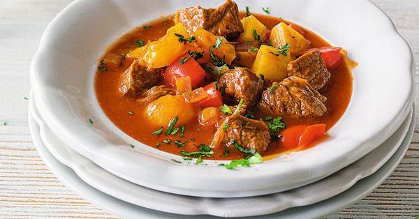 Einfache Gulaschsuppe mit Paprika Rezept | Küchengötter Einfache Gulaschsuppe mit Paprika Rezept | Küchengötter
