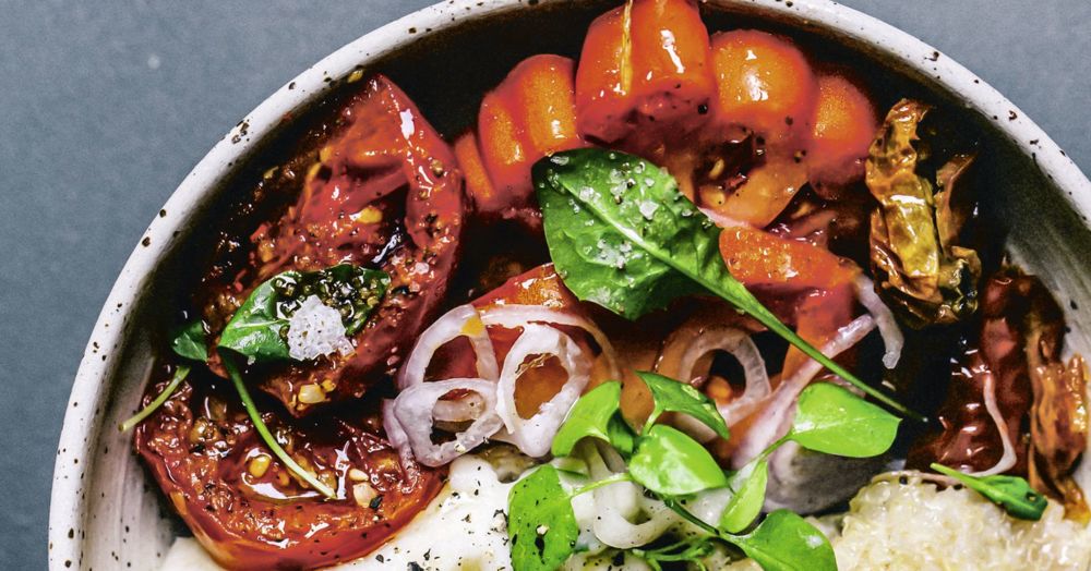 Quinoa-Bowl mit Bohnencreme und Tomaten Rezept | Küchengötter Quinoa-Bowl mit Bohnencreme und Tomaten Rezept | Küchengötter
