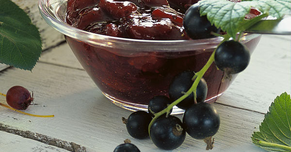 Erdbeerkonfitüre mit schwarzen Johannisbeeren Rezept | Küchengötter